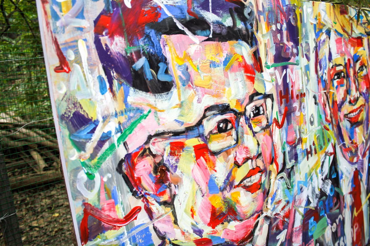 Những tác phẩm của họa sĩ Lâm Bình được vẽ bằng sơn acrylic trên nền vải toan và giấy vỏ bao xi - măng , mang phong cách trìu tượng đương đại, màu sắc rực rỡ, tạo nên hình ảnh tổng thống Mỹ Donald Trump và chủ tịch Triều Tiên Kim Jong Un.