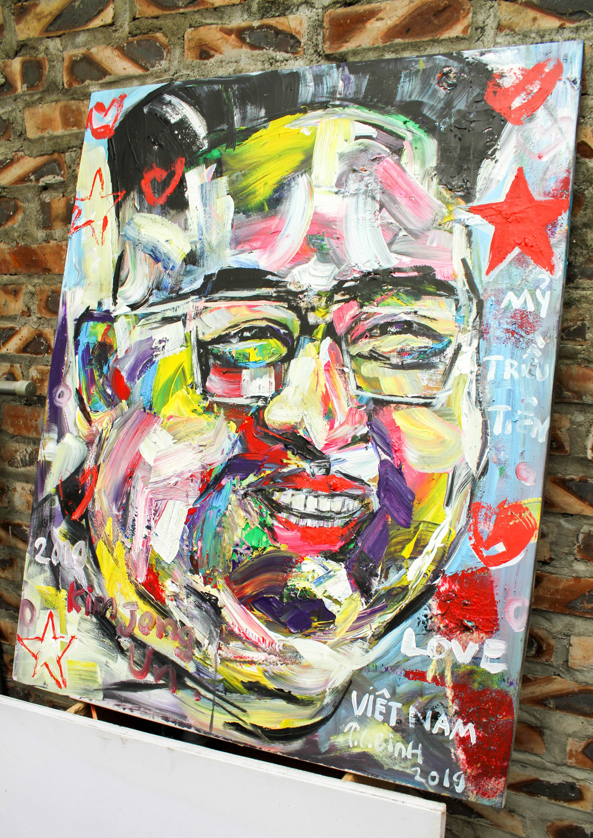 Dù vẽ chính trị gia nhưng với anh Bình, nguồn cảm hứng rất đỗi thân thương, anh vẽ bằng chính trái tim như vẽ những người bạn, người thân, "vượt qua ranh giới giữa chính trị gia hay nguyên thủ quốc gia với người thường".