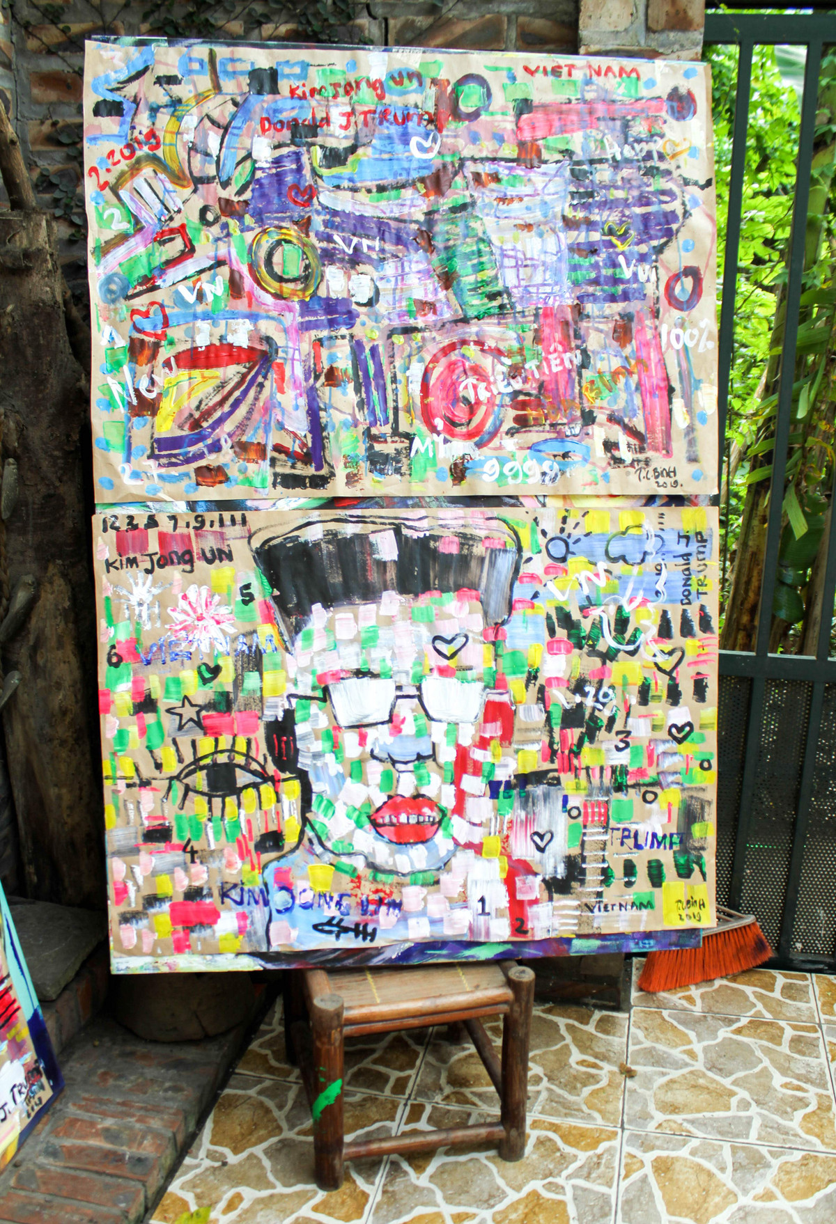 Trong những bức tranh của mình, ngoài chân dung 2 vị nguyên thủ, anh Bình này còn vẽ thêm những chú chim bồ câu - biểu tượng của hòa bình, trái tim và chữ LOVE với hy vọng rằng cuộc gặp thượng đỉnh của hai nhà lãnh đạo cùng đi tới thỏa thuận để vị thế Việt Nam được nâng cao trên trường quốc tế, biết đến với đất nước yêu hòa vình, và là nơi tạo ra hòa bình.