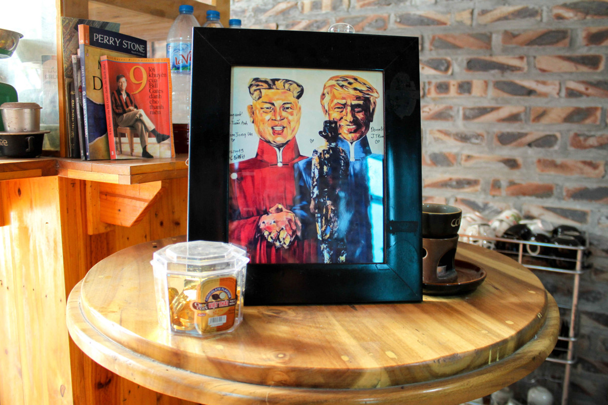 Anh Bình cũng chia sẻ: "Tôi rất mong rằng hai nhà lãnh đạo, hoặc chí ít là một người trong số họ, có thể tới đây xem các tác phẩm của tôi. Mơ ước của tôi là được tặng họ một trong số những bức tranh chân dung này".