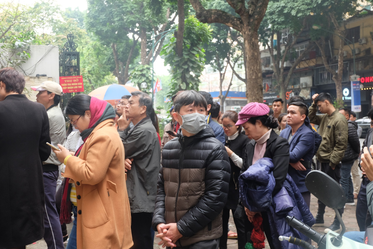 Đến 12h30 trưa cùng ngày, số lượng người xếp hàng vẫn không ngớt. Các vị khách hàng chia sẻ, họ phải xếp hàng từ lúc 7h sáng để chờ mua.