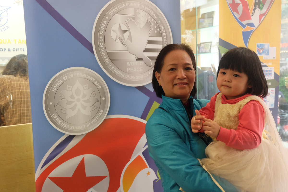 Cô Hoàng Thị Nga (Đội Cấn - Hà Nội) cho biết, cô biết đến thông tin đồng xu kỷ niệm này qua báo đài. 2 bà cháu đã phải xếp hàng từ sáng để có được 1 đồng xu kỷ niệm nhân dịp sự kiện tầm cỡ Quốc tế được tổ chức tại Hà Nội.