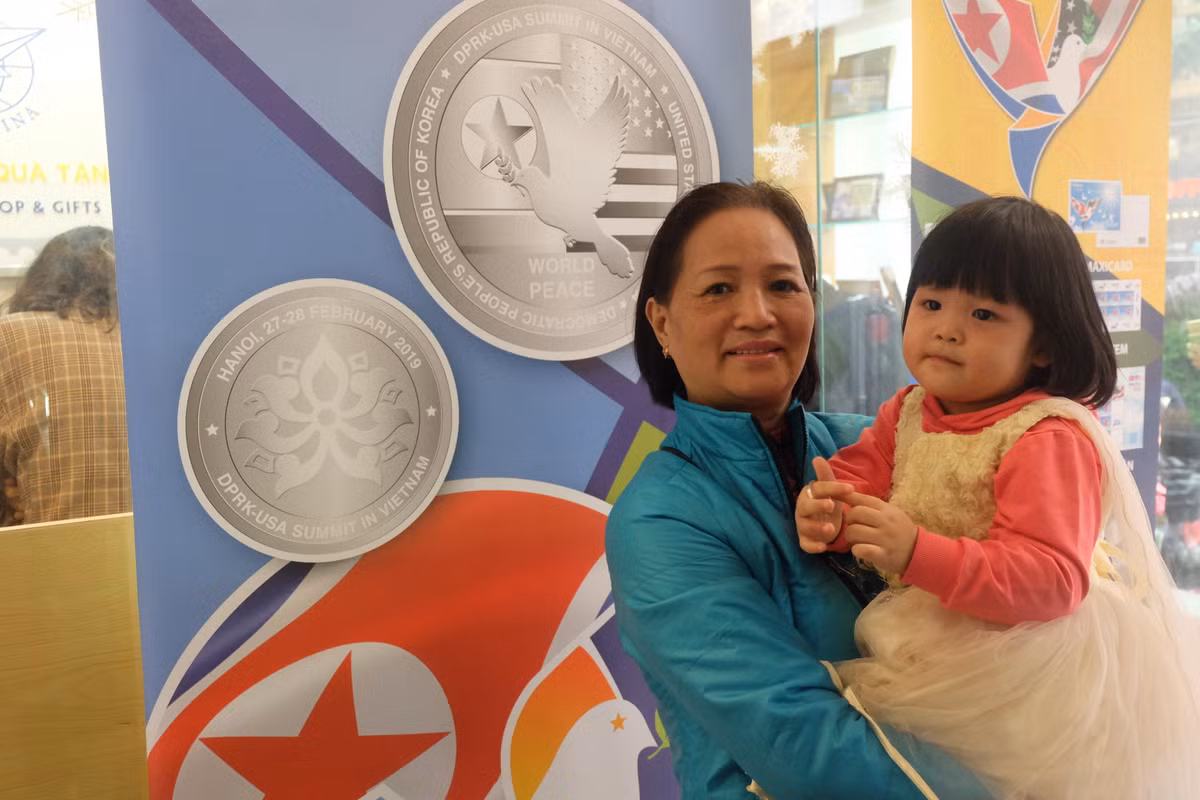 Cô Hoàng Thị Nga (Đội Cấn - Hà Nội) cho biết, cô biết đến thông tin đồng xu kỷ niệm này qua báo đài. 2 bà cháu đã phải xếp hàng từ sáng để có được 1 đồng xu kỷ niệm nhân dịp sự kiện tầm cỡ Quốc tế được tổ chức tại Hà Nội.