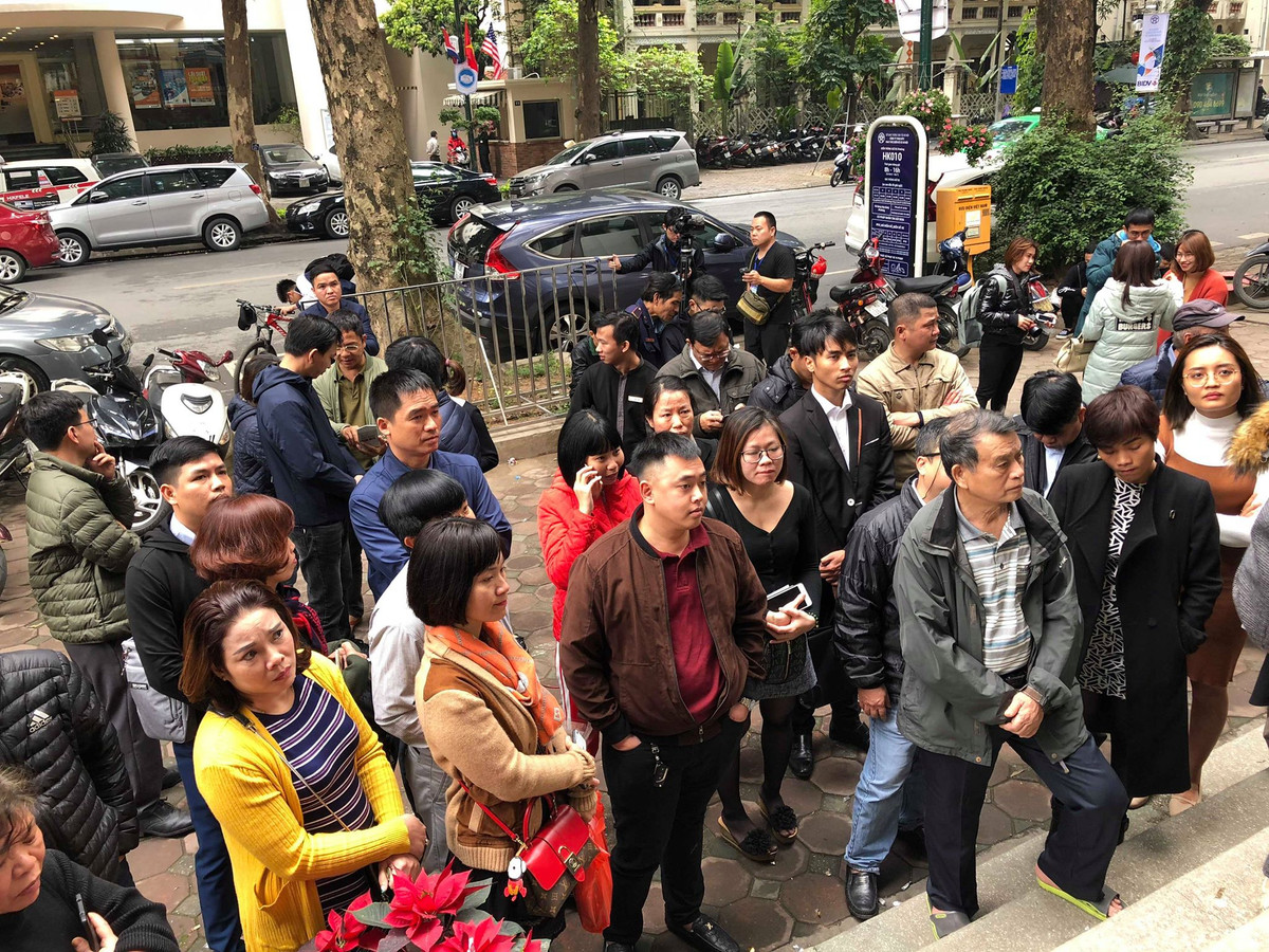 Đại diện Công ty Tem Việt Nam cho biết, có khoảng 500 đồng xu làm từ bạc nguyên chất sẽ được phát hành trong ngày hôm nay, trước thềm Hội nghị Thượng đỉnh Mỹ-Triều lần 2.