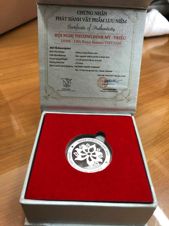 Đồng xu kỷ niệm hội nghị thượng đỉnh Mỹ-Triều do Việt Nam phát hành có tên "Hòa bình thế giới", được làm từ bạc nguyên chất, đường kính 3,5 cm.