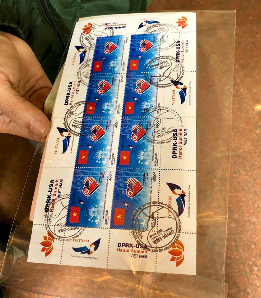 Bên cạnh đó, một số khách hàng cũng tranh thủ mua tem có biểu tượng chim bồ câu và hình ảnh cờ Mỹ, Triều Tiên và Việt Nam. Tem này cũng được phát hành nhân dịp hội nghị thượng đỉnh Mỹ - Triều tại Hà Nội.