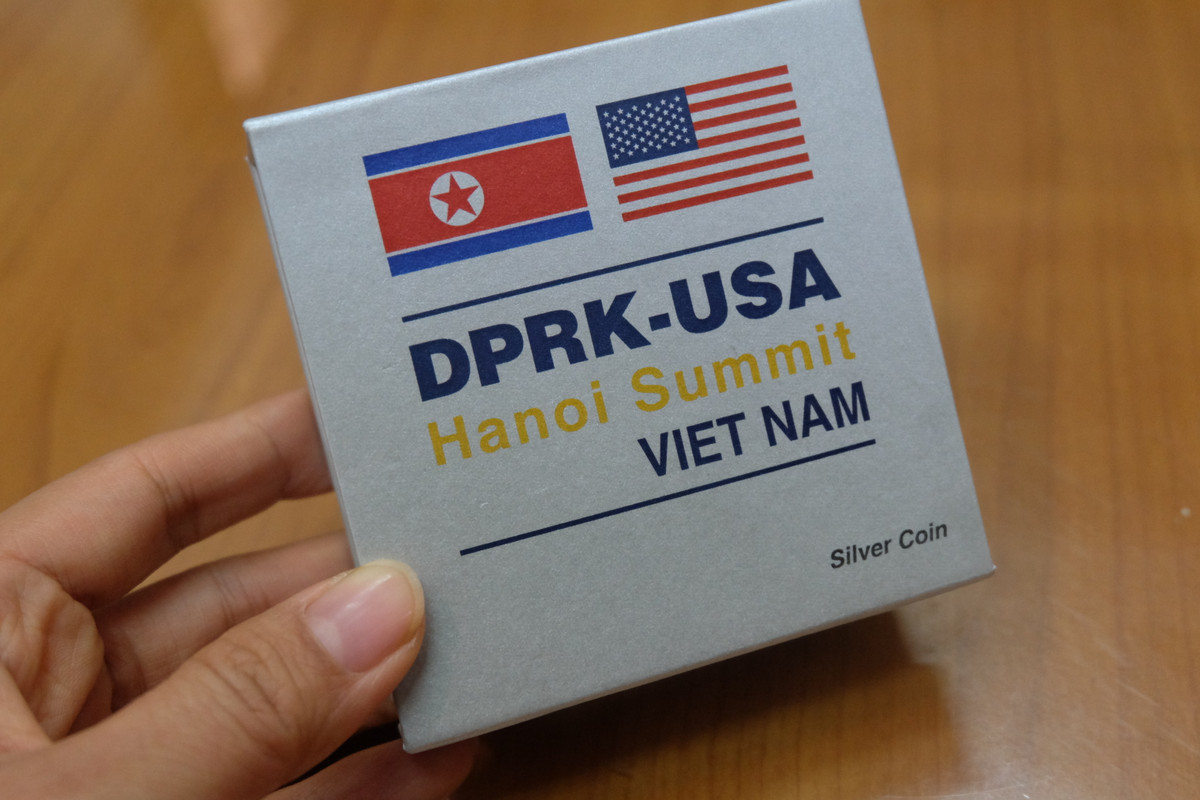 Hộp đựng đồng xu bạc cũng in cờ 2 nước Mỹ và Triều Tiên nhân dịp Hội nghị thượng đỉnh Mỹ-Triều tổ chức tại Việt Nam.