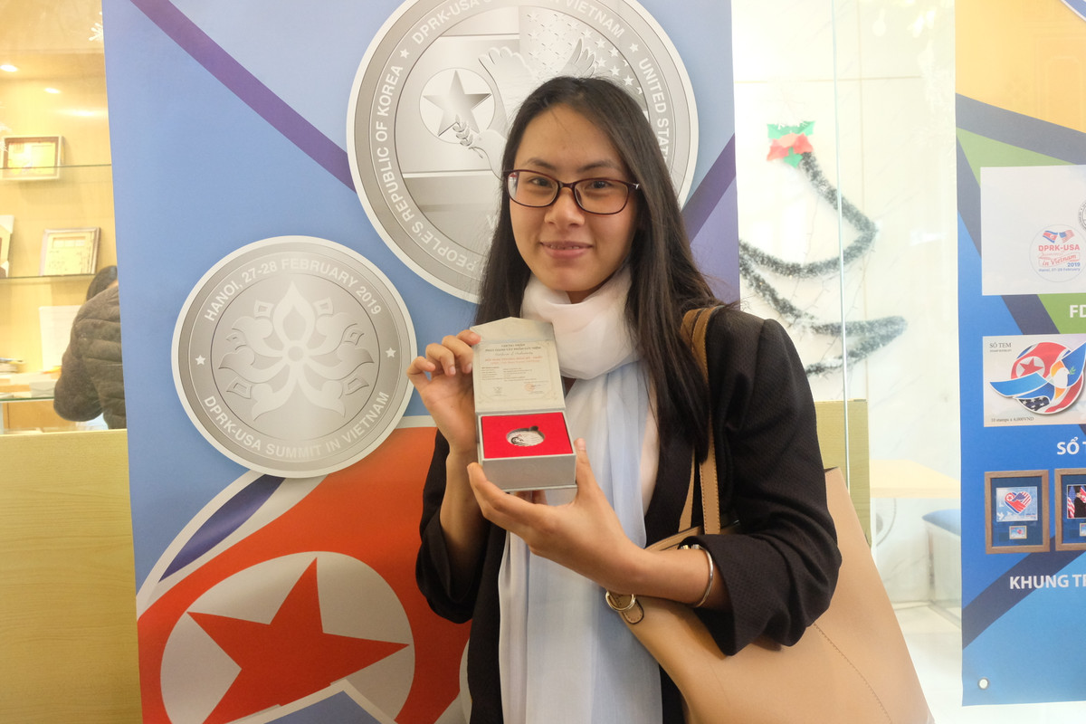 Còn chị Hoàng Liên cho biết, chị xếp hàng từ 7h30 sáng đến 12h30 mới tới lượt mua. "Dù phải chờ đợi lâu nhưng tôi cảm thấy hài lòng", chị chia sẻ.