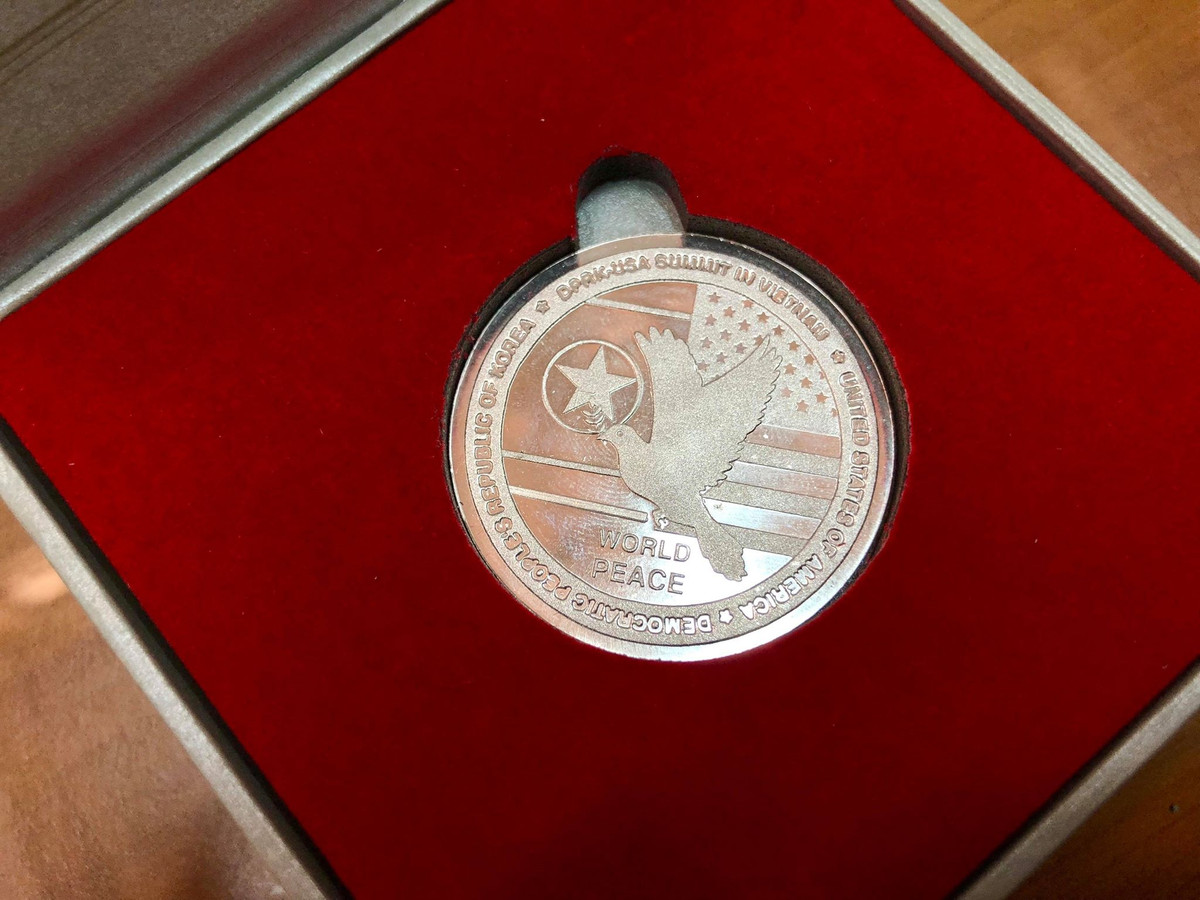 Đồng xu có hai mặt, một mặt in hình hoa sen của Việt Nam và ngày, tháng đánh dấu hội nghị thượng đỉnh mang tính lịch sử này. Mặt còn lại in biểu tượng cánh chim bồ câu, cành olive.