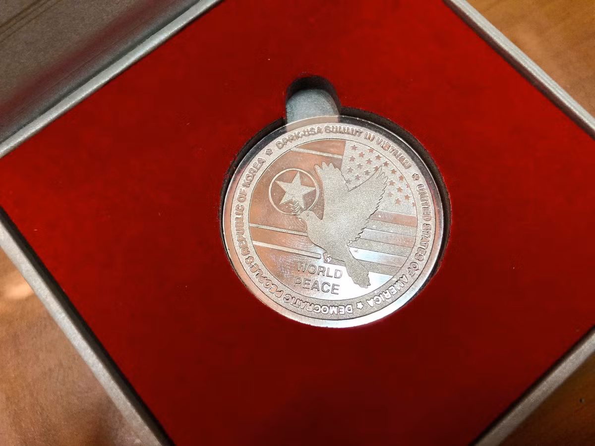 Đồng xu có hai mặt, một mặt in hình hoa sen của Việt Nam và ngày, tháng đánh dấu hội nghị thượng đỉnh mang tính lịch sử này. Mặt còn lại in biểu tượng cánh chim bồ câu, cành olive.