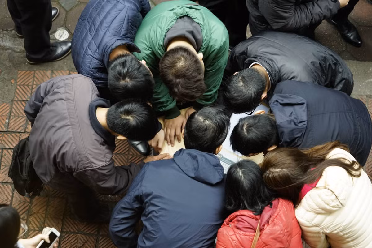 Để tránh tình trạng chen lấn, xô đẩy, doanh nghiệp đã phải cho khách hàng đăng ký danh sách trước rồi gọi tên từng người theo số thứ tự.