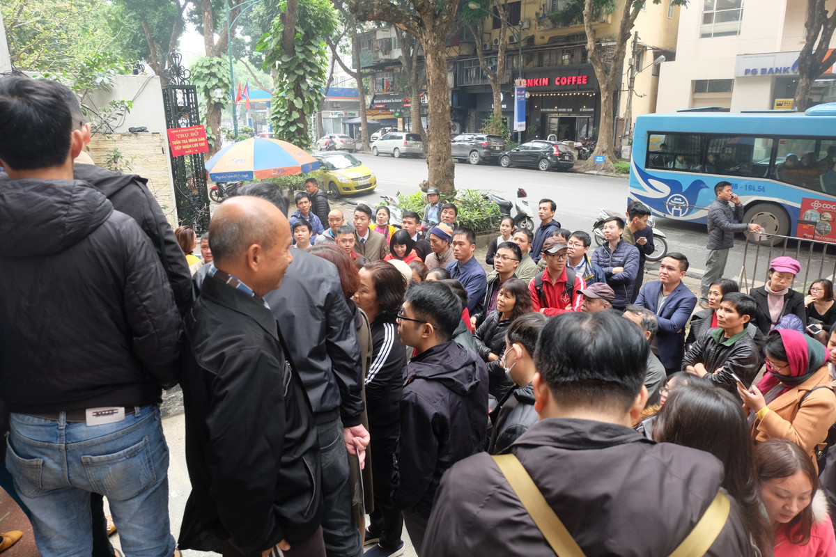 Từ sáng sớm, hàng trăm người đã xếp hàng trước cửa Công ty Tem Việt Nam trên đường Trần Hưng Đạo để đăng ký mua tem và đồng xu kỷ niệm nhân dịp Hội nghị Thượng đỉnh Mỹ-Triều đang được tổ chức tại Việt Nam.