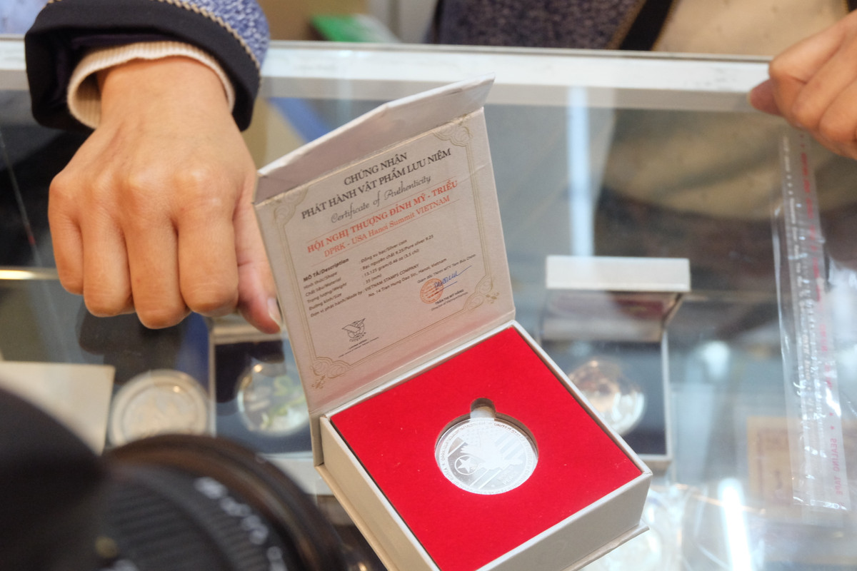 Mỗi đồng xu có giá bán là 500.000 đồng, kèm giấy chứng nhận về chất lượng sản phẩm. Tổng cộng chỉ có 300 bản được Việt Nam phát hành dịp đặc biệt này.