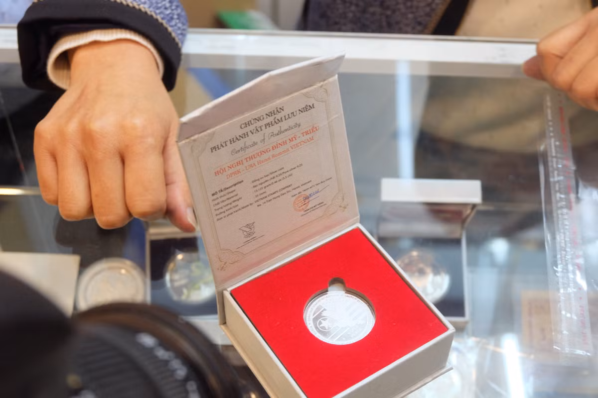 Mỗi đồng xu có giá bán là 500.000 đồng, kèm giấy chứng nhận về chất lượng sản phẩm. Tổng cộng chỉ có 300 bản được Việt Nam phát hành dịp đặc biệt này.