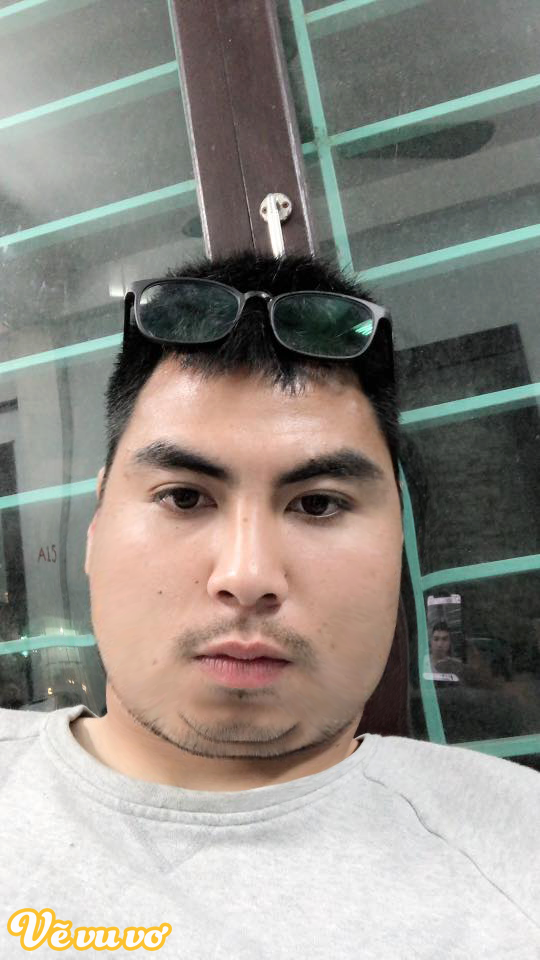 Nhà vua Đức Huy vẫn giữ được phong thái manly dù đã bị chế thành mặt nọng cằm.