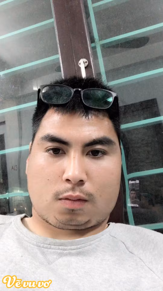 Nhà vua Đức Huy vẫn giữ được phong thái manly dù đã bị chế thành mặt nọng cằm.