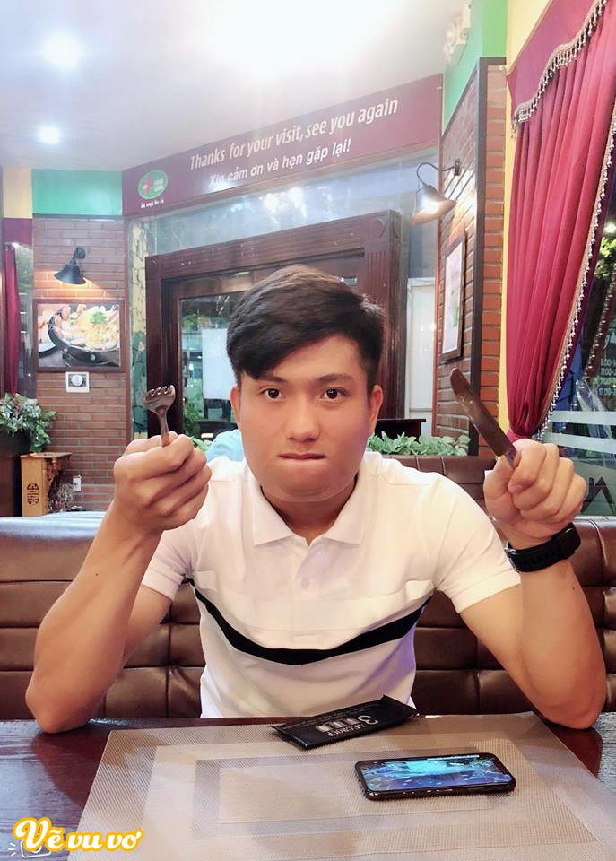 Phan Văn Đức có vẻ như giống phồng má trợn mắt hơn là bị chế ảnh mặt phát tướng, có nọng cằm.