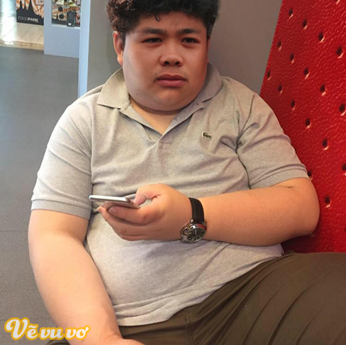 Riêng đối với Công Phượng, tác giả bộ ảnh ưu ái chế chi tiết từ tay, chân, thân đến mặt đều phát phì.