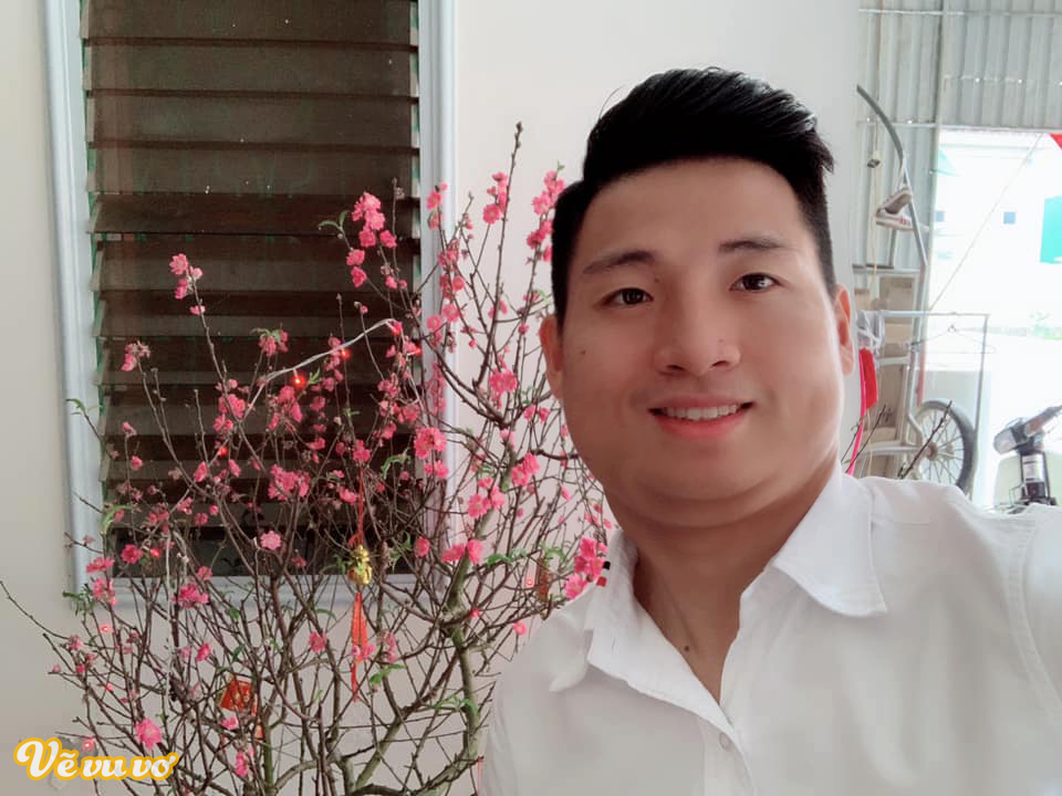 Trung vệ Bùi Tiến Dũng trông thật sự đáng yêu với ảnh chế mặt béo tròn đến mức có cả nọng cằm bên cành đào Tết Nguyên đán.