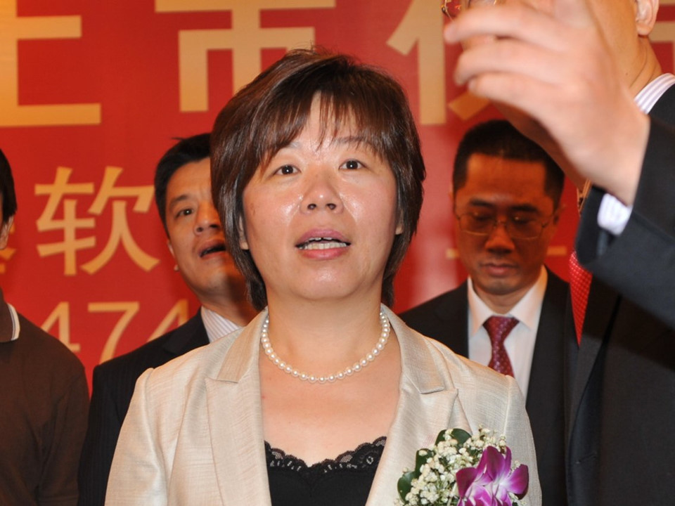 9. Wang Laichun - giá trị tài sản ròng 2 tỷ USD Nữ tỷ phú 49 tuổi người Trung Quốc hiện giữ chức chủ tịch của Luxshare Precision, doanh nghiệp sản xuất đầu nối điện cho nhiều công ty lớn, trong đó có Apple. Bà Wang cũng từng làm việc tại Foxconn.