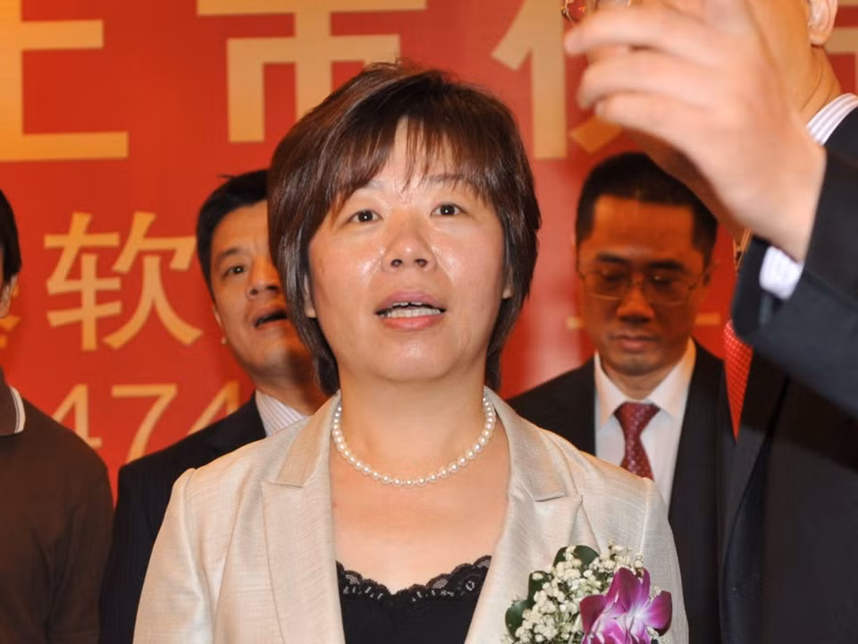 9. Wang Laichun - giá trị tài sản ròng 2 tỷ USD Nữ tỷ phú 49 tuổi người Trung Quốc hiện giữ chức chủ tịch của Luxshare Precision, doanh nghiệp sản xuất đầu nối điện cho nhiều công ty lớn, trong đó có Apple. Bà Wang cũng từng làm việc tại Foxconn.