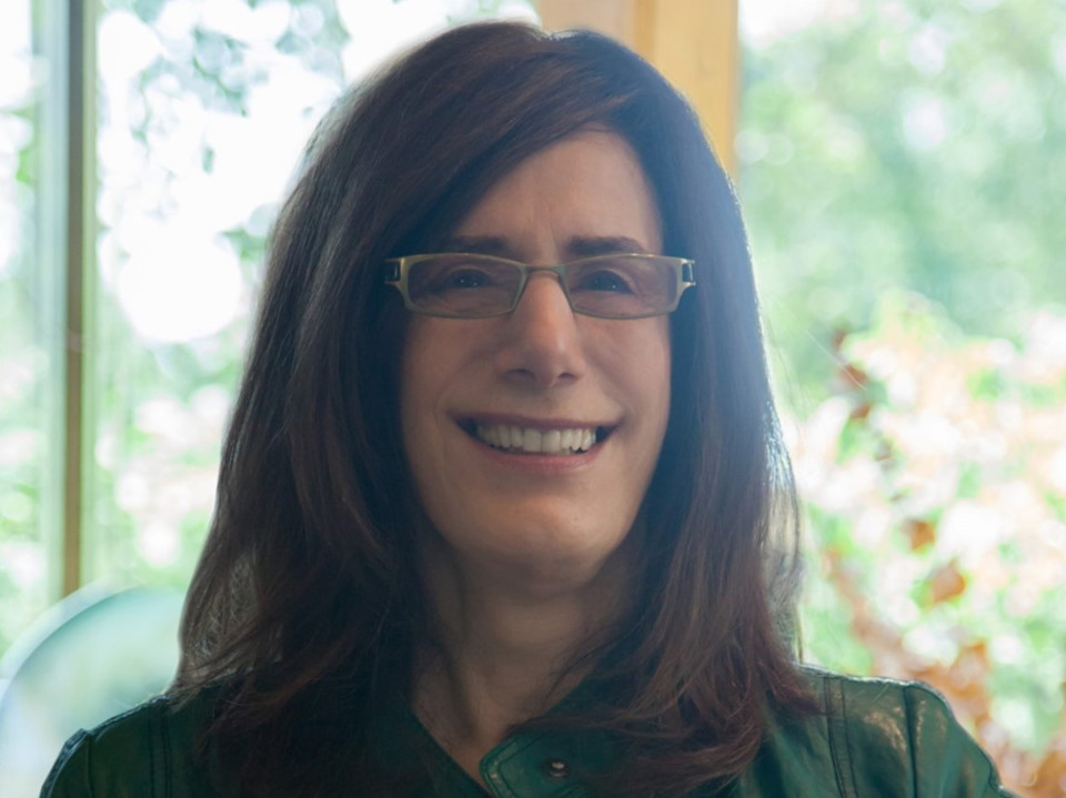 3. Judy Faulkner - giá trị tài sản ròng 3,6 tỷ USD Nữ tỷ phú 75 tuổi là nhà sáng lập và CEO của Epic Systems, một công ty phần mềm lưu trữ các hồ sơ y tế điện tử. Công ty của bà Faulkner được thành lập năm 1979 và đang lưu trữ thông tin y tế của hàng trăm triệu người Mỹ.