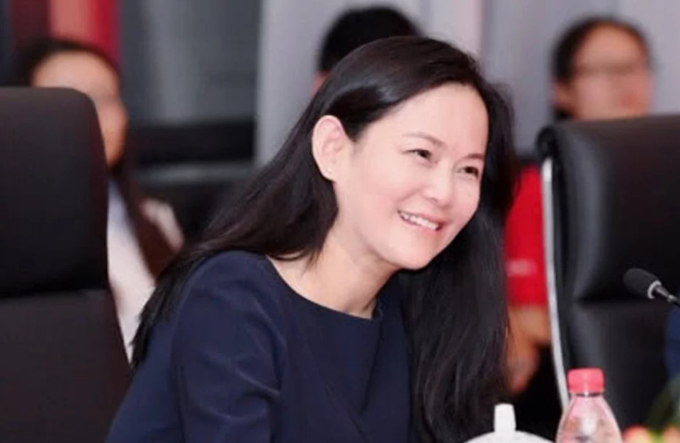 6. Melissa Ma - giá trị tài sản ròng 2,6 tỷ USD Bà Melissa Ma hay Ma Dong Min là vợ của Robin Li, nhà sáng lập và CEO của công cụ tìm kiếm lớn nhất Trung Quốc Baidu. Bà Ma năm nay 49 tuổi, từng rời khỏi Baidu năm 2007 nhưng đã quay lại công ty này vào năm 2017 để làm trợ lý đặc biệt cho chính chồng của mình.