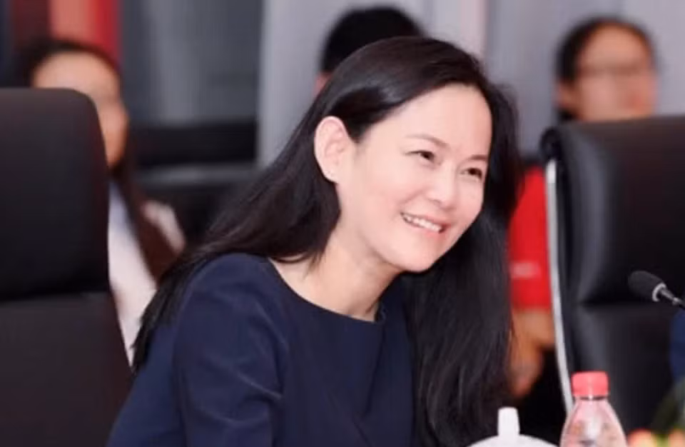 6. Melissa Ma - giá trị tài sản ròng 2,6 tỷ USD Bà Melissa Ma hay Ma Dong Min là vợ của Robin Li, nhà sáng lập và CEO của công cụ tìm kiếm lớn nhất Trung Quốc Baidu. Bà Ma năm nay 49 tuổi, từng rời khỏi Baidu năm 2007 nhưng đã quay lại công ty này vào năm 2017 để làm trợ lý đặc biệt cho chính chồng của mình.
