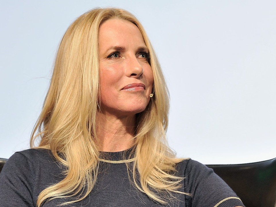 1. Laurene Powell Jobs - giá trị tài sản ròng 18,5 tỷ USD Người phụ nữ giàu nhất thế giới trong giới công nghệ là vợ của cố tỷ phú, nhà sáng lập Apple Steve Jobs. Khối tài sản của vợ Steve Jobs có được nhờ vào lượng cổ phần lớn tại Apple và Disney được thừa hưởng từ người chồng quá cố của mình. Nữ tỷ phú 55 tuổi cũng thành lập Emerson Collective, một doanh nghiệp xã hội, vào đầu những năm 2000. Công ty này đang là cổ đông lớn tại tạp chí The Atlantic.