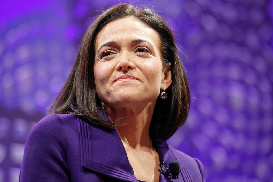 10. Sheryl Sandberg - giá trị tài sản ròng 1,6 tỷ USD Đứng cuối cùng trong danh sách này chính là nữ tướng 49 tuổi của Facebook. Bà Sheryl Sandberg đang đảm nhận vai trò giám đốc vận hành của mạng xã hội lớn nhất thế giới. Nữ tỷ phú Mỹ cũng từng có thời gian giữ chức phó chủ tịch phụ trách kinh doanh và vận hành trực tuyến toàn cầu của Google.