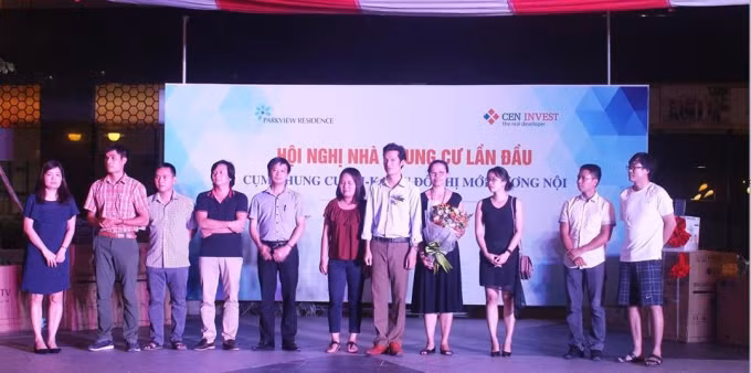 Đại diện UBND phường Dương Nội lên tặng hoa cho Ban quản trị.