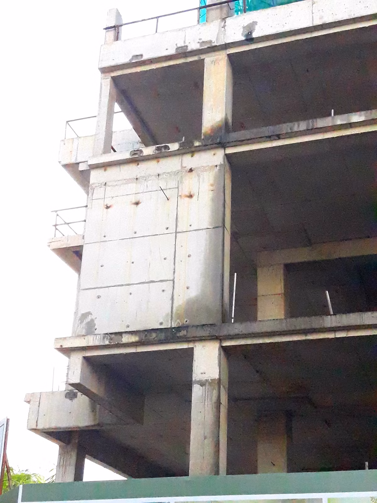 Tại một số tầng xây thô, dự án bắt đầu có dấu hiệu bong tróc từng mảng vữa nhỏ.