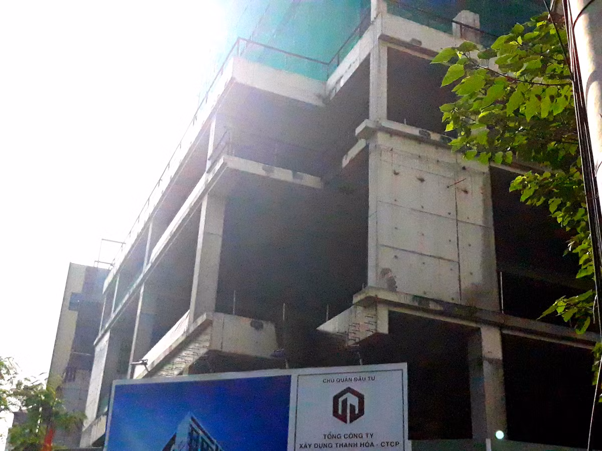 Theo một số người dân tại khu vực dự án cho biết, Khách sạn Mercure Hà Nội đang thi công đến tầng 13, 14 thì bất ngờ dừng thi công khoảng hơn một năm nay không rõ nguyên nhân.