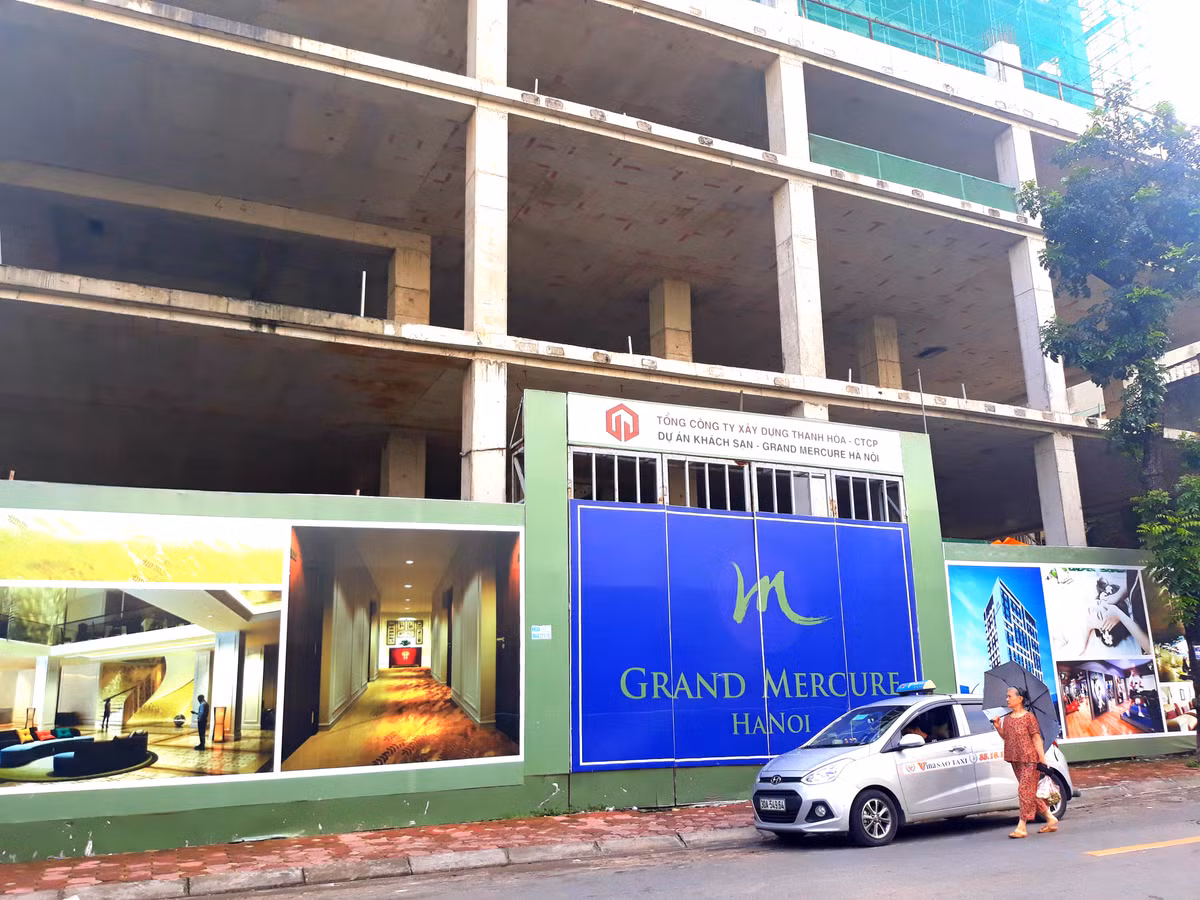 Việc khách sạn 4 sao Mercure bất ngờ dừng thi công và chưa biết khi nào mới đi vào hoạt động khiến nhiều người tò mò về nguyên nhân cũng như tiềm lực thật sự của vị đại gia đứng sau nhiều cuộc thâu tóm đình đám này.