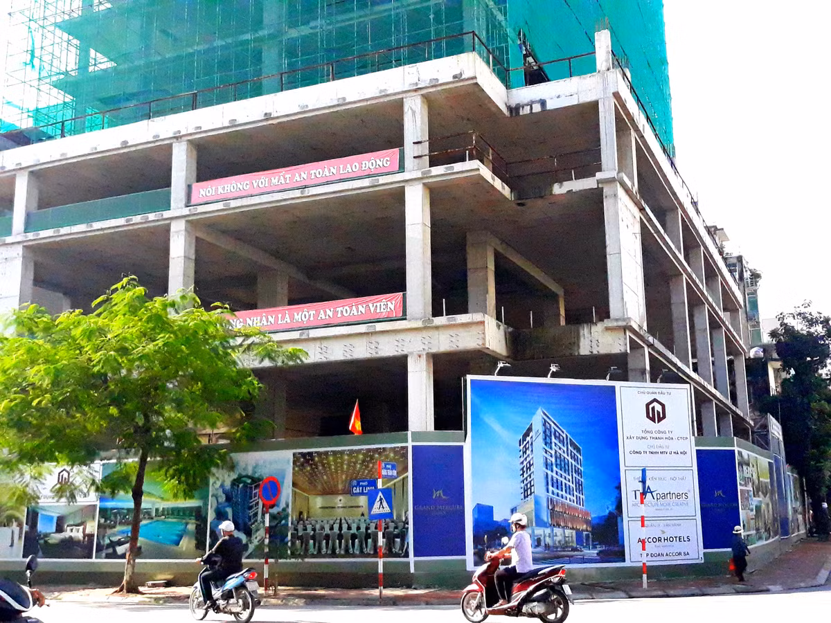 Mercure Hà Nội có vị trí vô cùng đắc địa ở trung tâm của Hà Nội, gồm 2 mặt tiền tại số 9 Cát Linh và số 3 Đặng Trần Côn, phường Quốc Tử Giám, Q.Đống Đa.