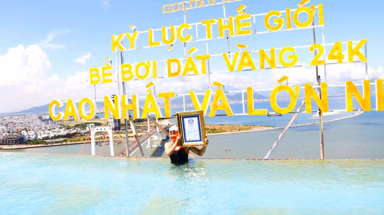 Chiều cao thành bể trong 1,4m, chiều cao thành bể ngoài 1,2m. Ảnh: báo Giao thông.