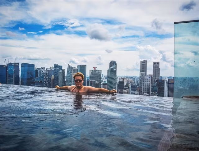 Không chỉ bể bơi, nhiều nội thất của tòa nhà cũng được dát vàng, từ cửa thang máy cho đến đèn trang trí, nhà vệ sinh. Ảnh: hoabinhgreencitys.com.