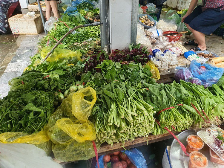 Hà Nội: Sau bão, rau xanh ở chợ tăng gấp 2-4 lần - Hình 2 Ha Noi: Sau bao, rau xanh o cho tang gap 2-4 lan-Hinh-2