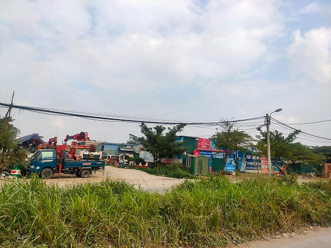 Những bãi tập kết ngổn ngang, xây dựng bừa phứa trên khu đất dự án. 