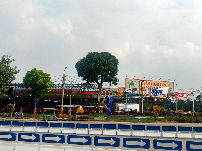 Tiếp đến là các quán bia bám mặt đường. 