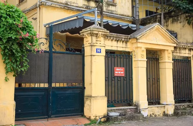 Phía ngoài cổng sắt che kín, bên trong vẫn có người sinh sống. Ngoài những tài sản trên, cơ quan điều tra kê biên thửa đất diện tích hơn 4.000m2 tại phường Xuân Đỉnh, quận Bắc Từ Liêm (Hà Nội) đã được cấp sổ đỏ cho Công ty AIC. Ảnh: Người Lao Động.