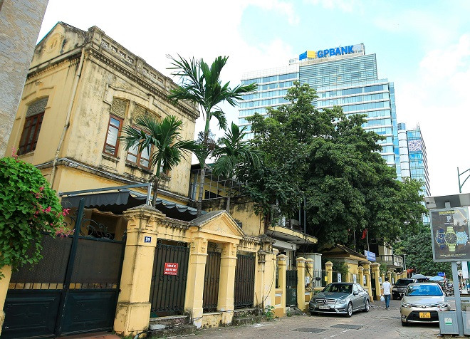 Một biệt thự khác có diện tích 357m2 tại phố Trần Hưng Đạo, phường Cửa Nam, quận Hoàn Kiếm do bố bà Nhàn đứng tên. Biệt thự nằm trên phố Trần Hưng Đạo cách không xa ga Hà Nội ở khu vực trung tâm Thủ đô. Ảnh: Người Đưa tin. 