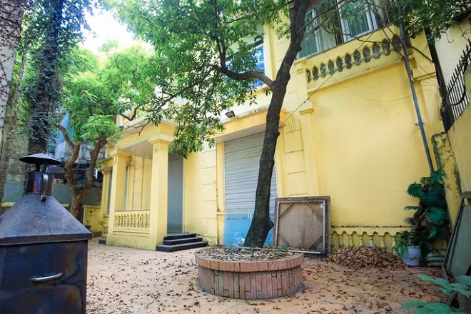 Hai bên trước cửa chính là hai cây nhãn có tuổi đời vài chục năm. Theo người dân sinh sống xung quanh đây, giá căn biệt thự này có thể lên đến hàng trăm tỷ đồng. Ảnh: Người Lao Động. 