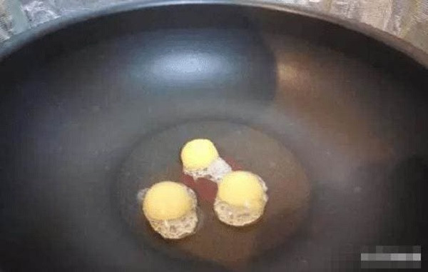 Rua de trung trong nha khien ong chu 