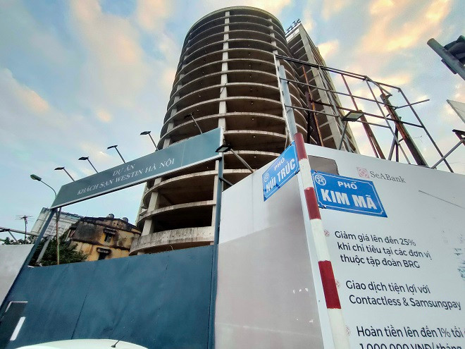 Cổng dự án tại nút giao phố Núi Trúc và Kim Mã. 