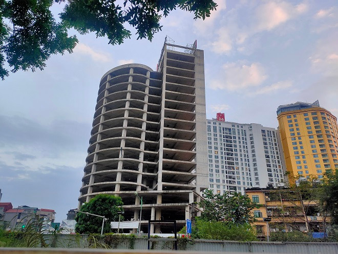 Theo ghi nhận, sau hơn 10 năm xây dựng, tòa nhà đã xây xong phần thô, nhưng vẫn chưa đi vào hoàn thiện, toàn bộ dự án đang bị bỏ hoang, công trường không có hoạt động thi công. 