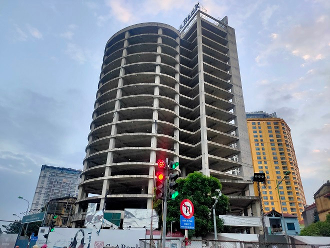 Năm 2009, UBND TP Hà Nội giao đất cho Công ty CP Du lịch và Thương Mại sao Phương Đông để thực hiện dự án. Tháng 3/2011, Sở Xây dựng Hà Nội đã cấp giấy phép xây dựng cho doanh nghiệp này xây dựng dự án trên diện tích thửa đất 3.485m2, bao gồm 17 tầng cao, 1 tầng lửng, 2 tầng kỹ thuật, chiều cao công trình là 62,2m. 