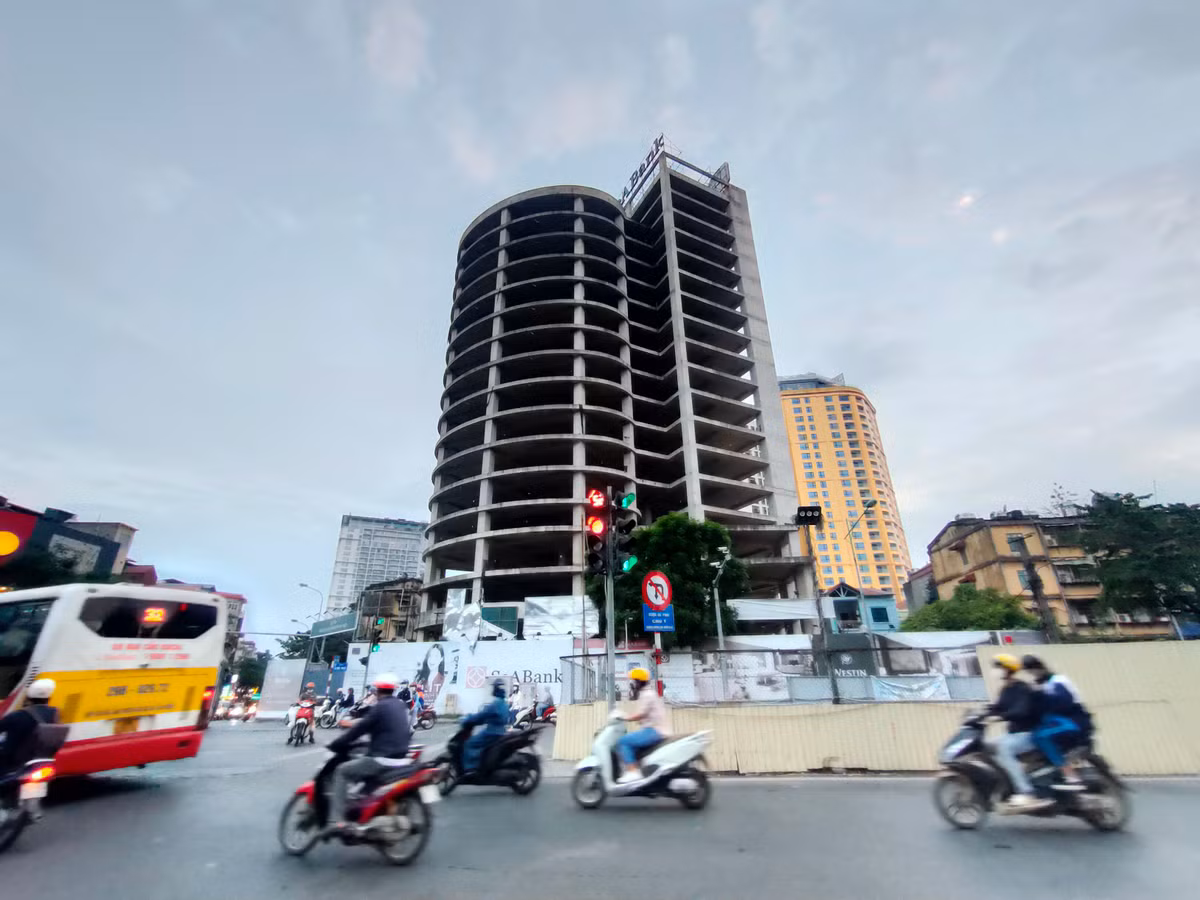 Công trình sau hơn 10 năm xây dựng mới hoàn thiện phần thô rồi bỏ hoang không những gây mất mỹ quan đô thị, mà còn làm xấu bộ mặt Thủ đô. 