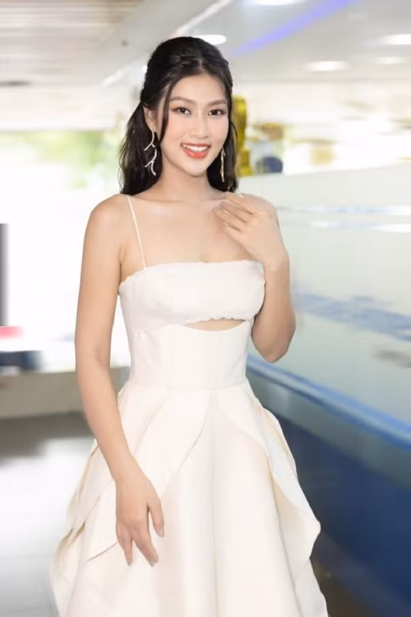 Hoa hau Doan Thien An bat ngo khoe 