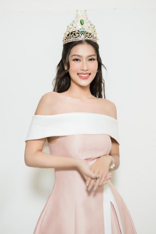 Hoa hau Doan Thien An bat ngo khoe 